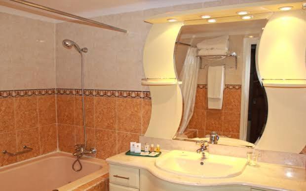 Hotel El Djazair El Mouradia Екстериор снимка